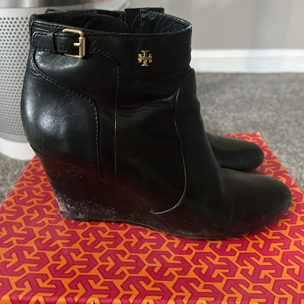 Tory Burch Milan wedge bootie, equestrian Calf boot. Size 9.5 - Picture 5 of 7